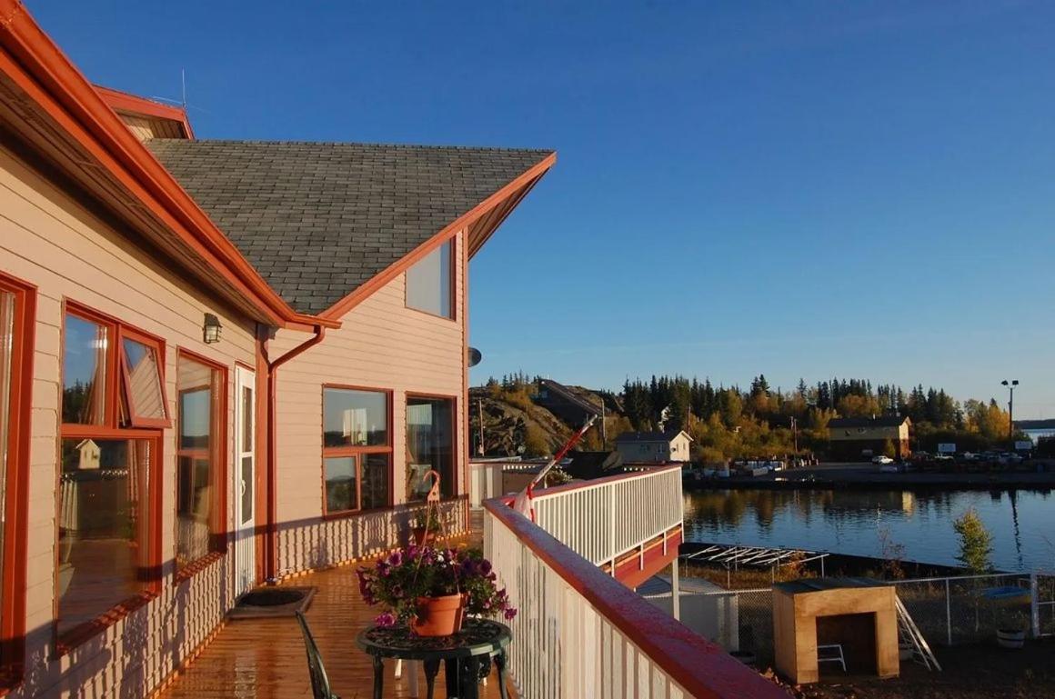 Aurora Bayside Inn Yellowknife Exterior foto