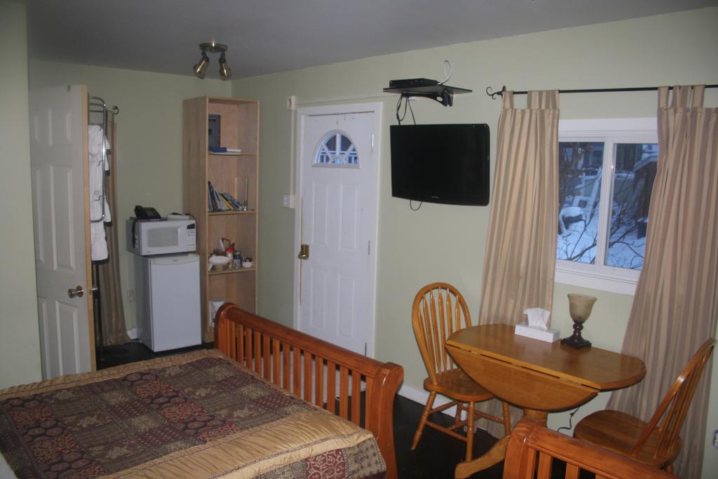 Aurora Bayside Inn Yellowknife Habitación foto
