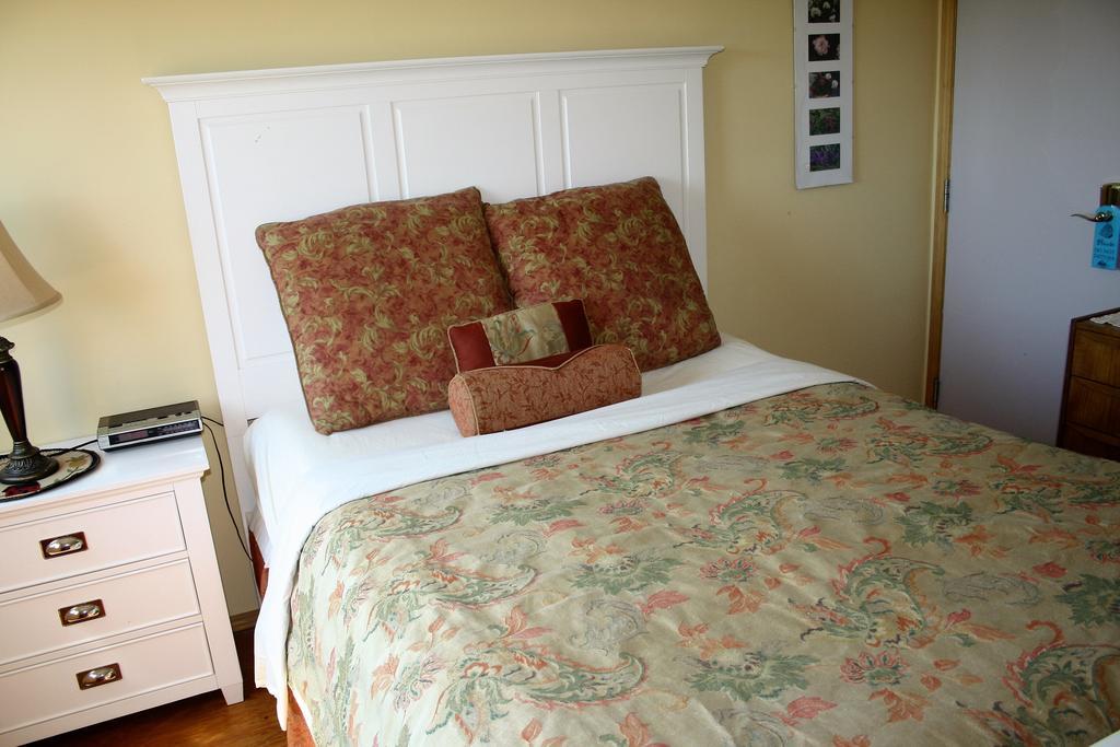 Aurora Bayside Inn Yellowknife Habitación foto