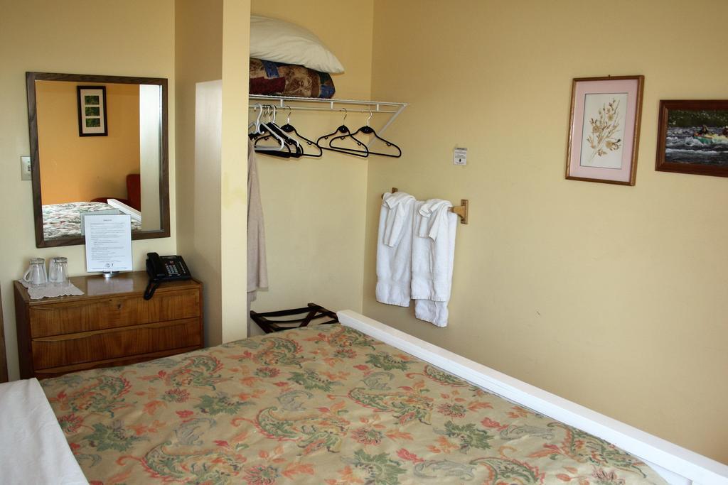 Aurora Bayside Inn Yellowknife Habitación foto